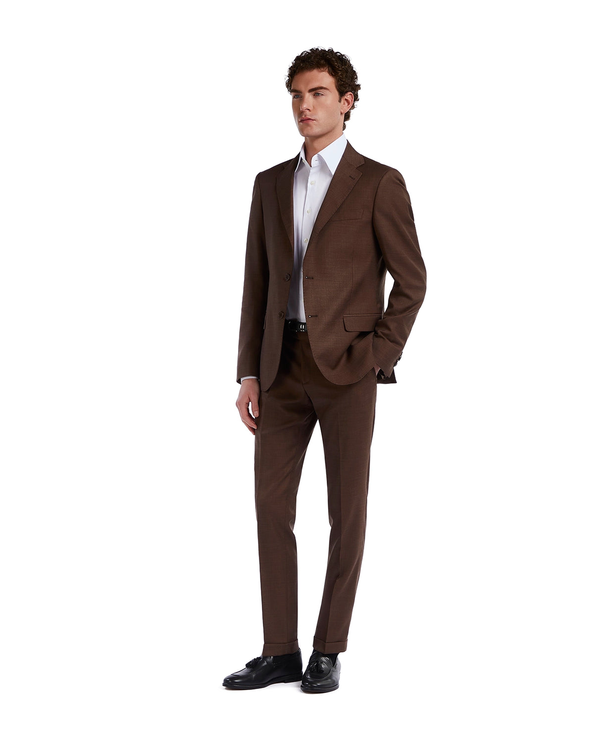 Brown tailored suit for men, made of soft fabric, featuring a slim fit and paired with a light blue dress shirt.