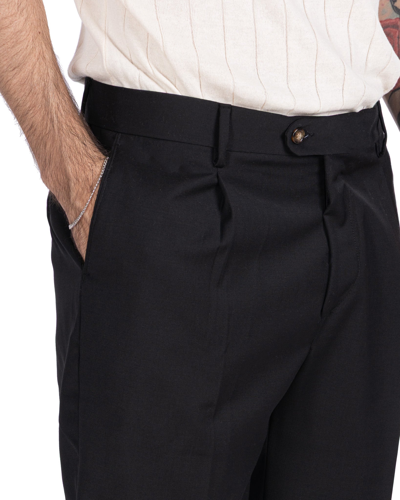High-waisted Colton Bermuda shorts with pleats, black