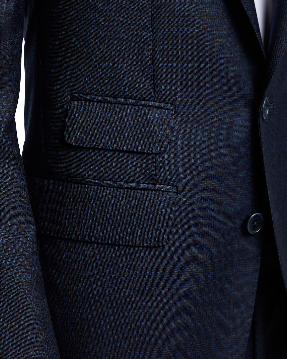 Navy blue men's blazer, tailored fit, textured fabric, with classic notched lapels and flap pockets.