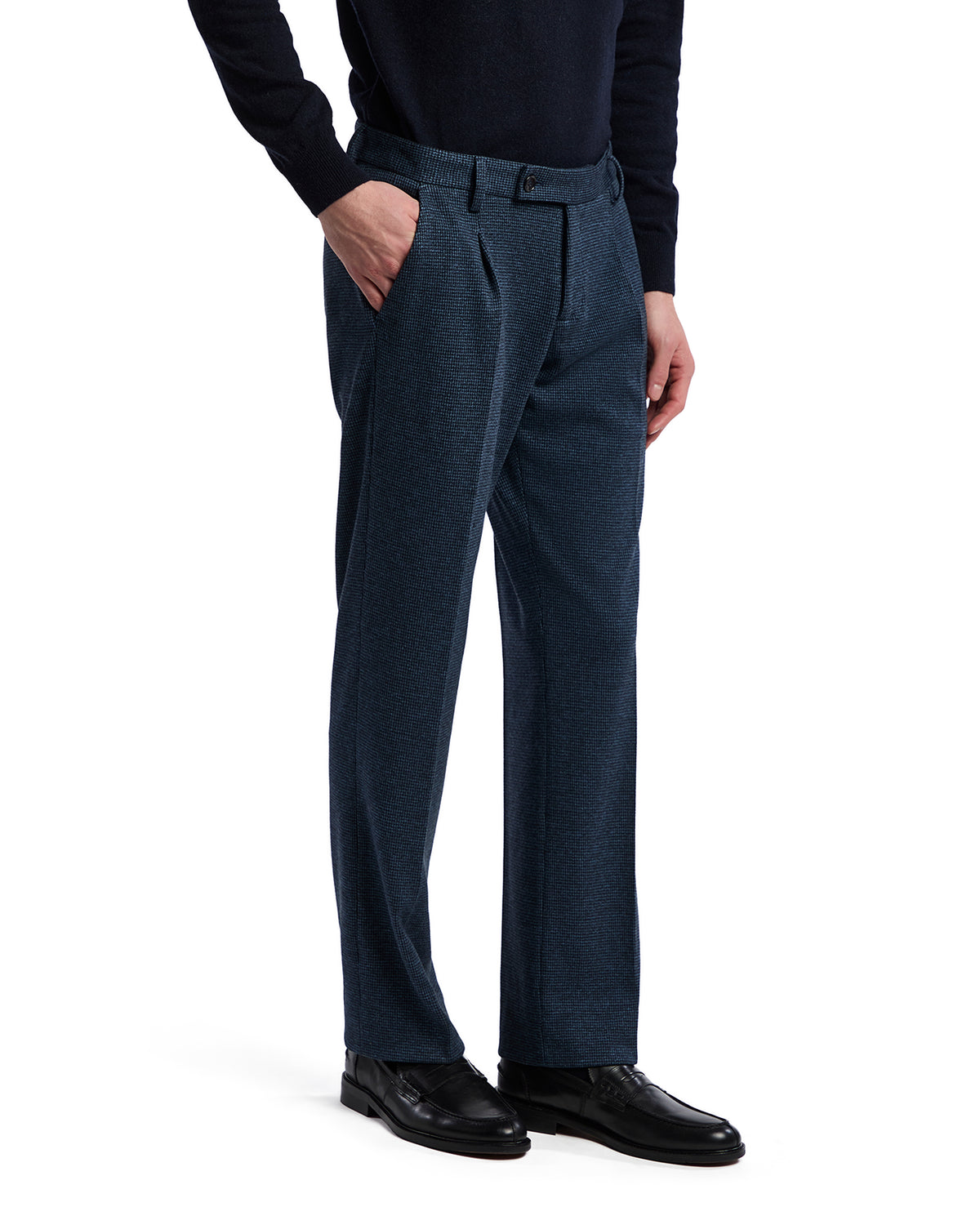 Men's navy blue tailored trousers in soft fabric, featuring a classic fit and front pleats, perfect for smart casual outfits.