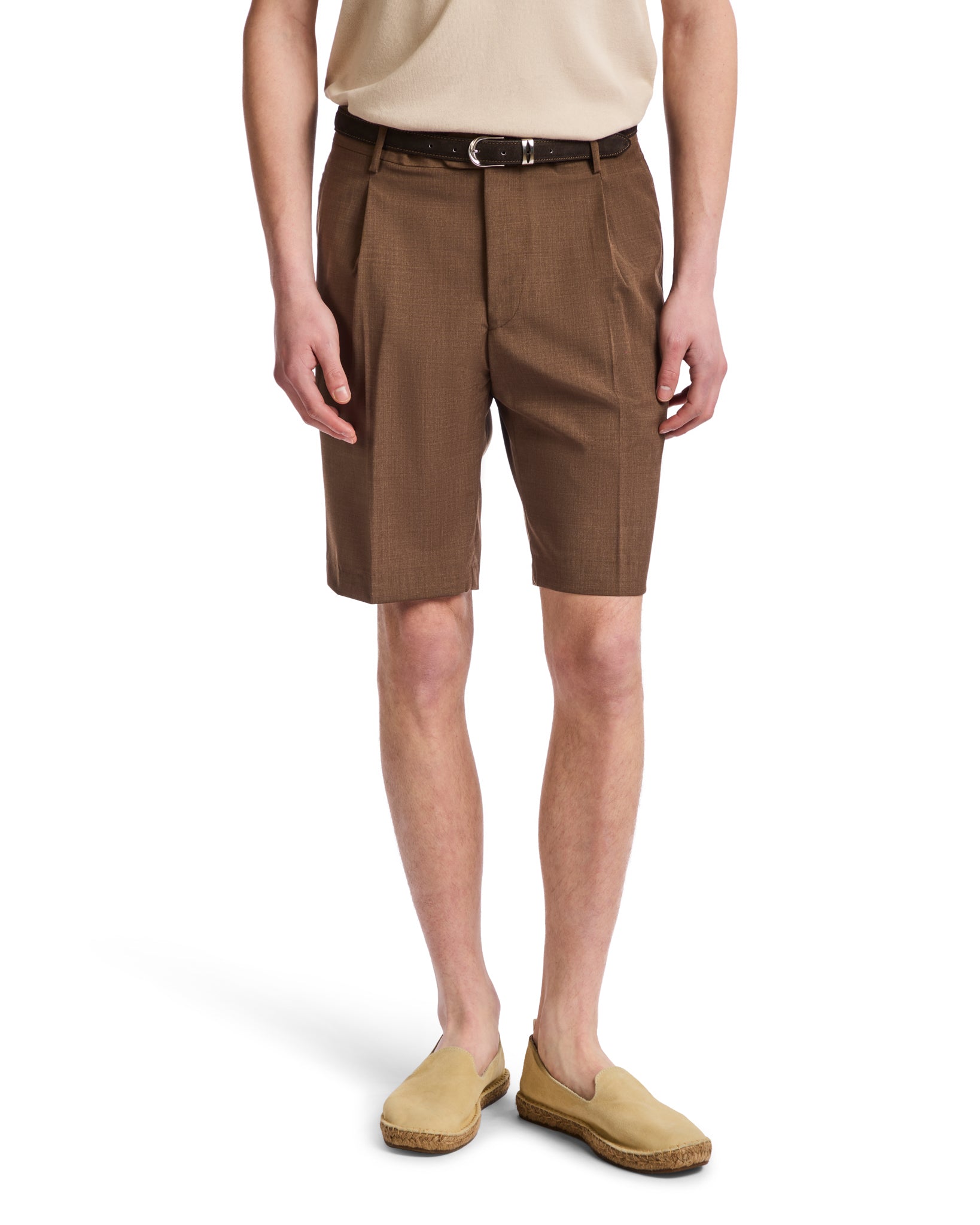 Bermuda Colton tiro alto con pinzas marrón oscuro