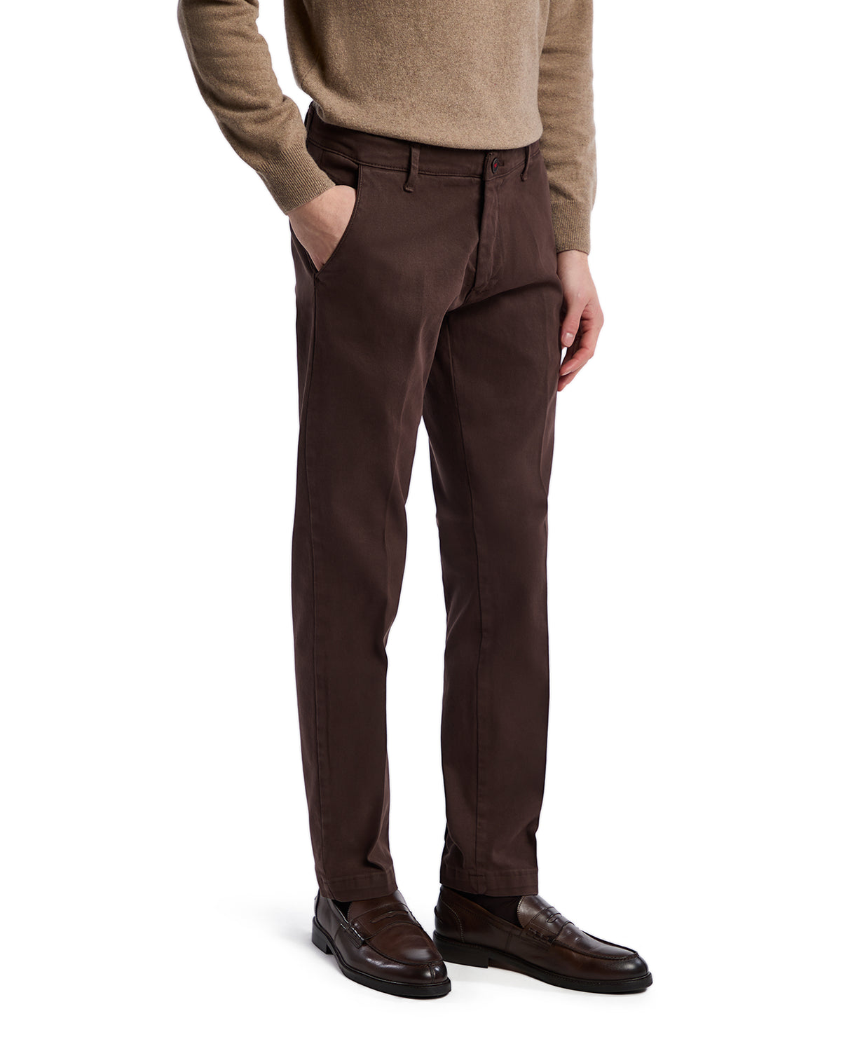 Brown chinos made of cotton, featuring a slim fit and side pockets, styled with a beige sweater and dark loafers.